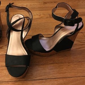 BCBGeneration sz8 black wedges 4.5"